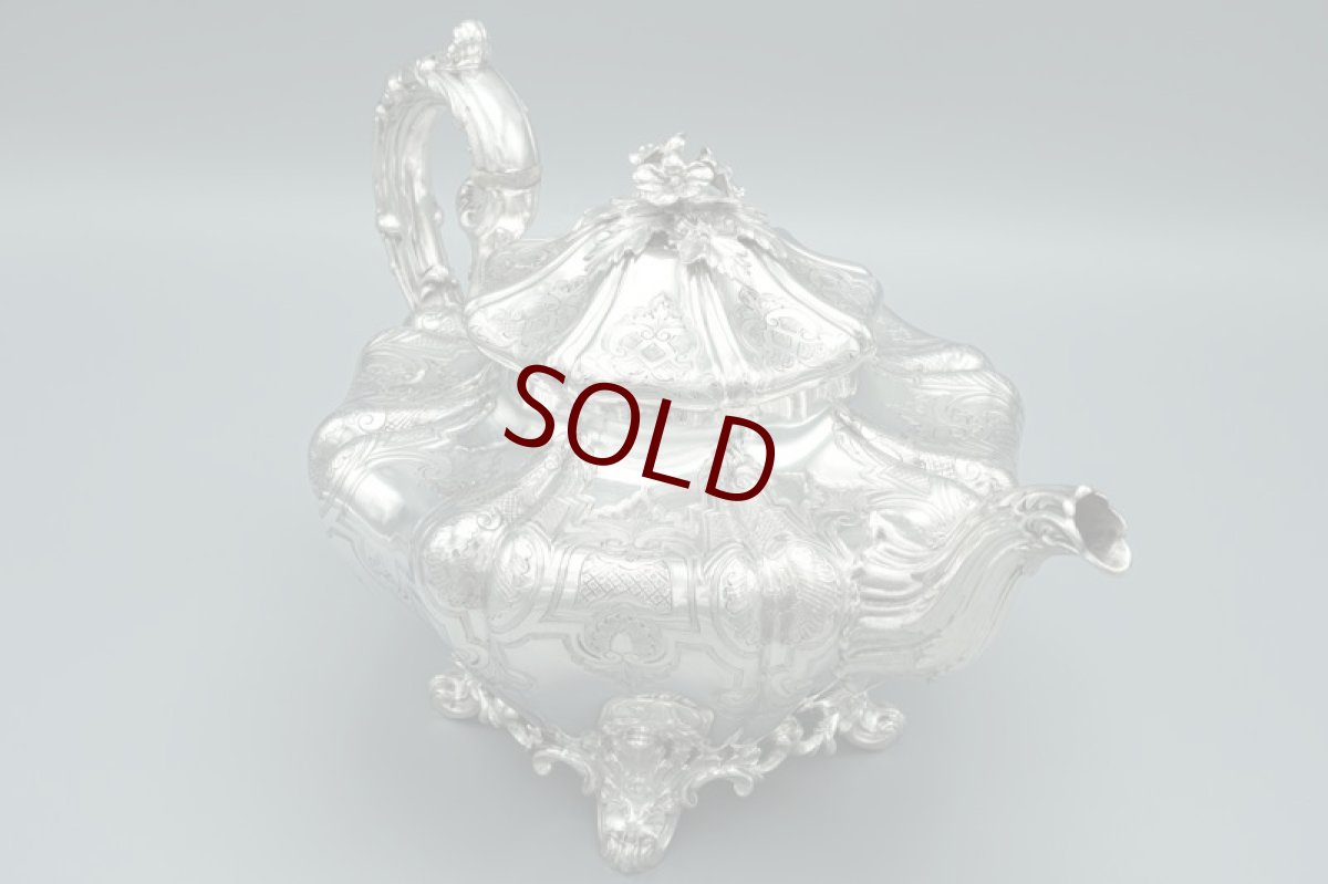 画像4: アンティークシルバー、アンティーク銀器、ヴィクトリア時代初期 純銀製(925)1840年 バーナード お花の摘み、猫足 手彫りフラットチェイシング　ティーポット (4)