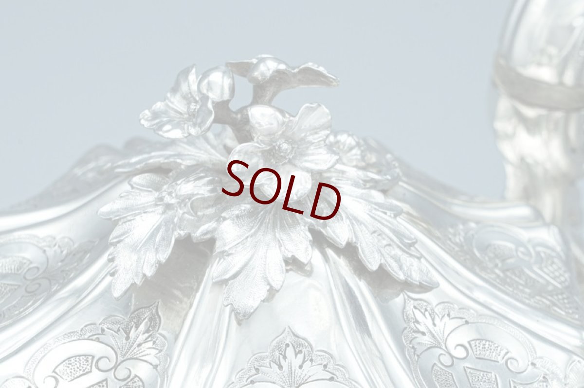 画像7: アンティークシルバー、アンティーク銀器、ヴィクトリア時代初期 純銀製(925)1840年 バーナード お花の摘み、猫足 手彫りフラットチェイシング　ティーポット (7)