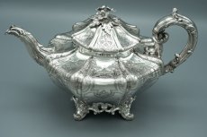 画像2: アンティークシルバー、アンティーク銀器、ヴィクトリア時代初期 純銀製(925)1840年 バーナード お花の摘み、猫足 手彫りフラットチェイシング　ティーポット (2)