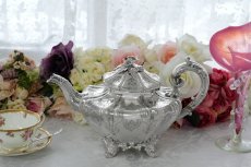 画像1: アンティークシルバー、アンティーク銀器、ヴィクトリア時代初期 純銀製(925)1840年 バーナード お花の摘み、猫足 手彫りフラットチェイシング　ティーポット (1)