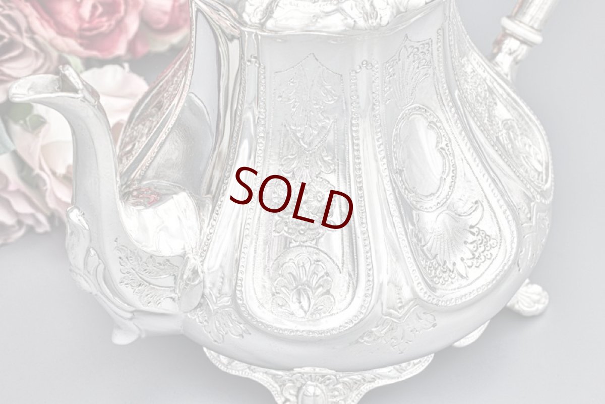 画像2: アンティークシルバー、アンティーク銀器、ヴィクトリア時代後期 スクロールの透かしの摘み お花、葉模様の彫刻 シルバープレート ティーポット (2)