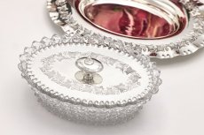 画像4: アンティークシルバー アンティーク銀器 シルバープレート製  c.1890 葉模様の装飾　蓋付きハンドカットクリスタルグラス　バターディッシュ (4)