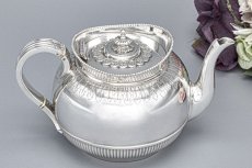 画像4: アンティークシルバー、アンティーク銀器　純銀製(925)1868年 アカンサス、ケルティック紋様　鏡面の美しいバチェラー/ブレックファースト ティー＆コーヒーセット　　 (4)