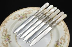 画像13: アンティークシルバー、アンティーク銀器、シルバープレート製　ヴィクトリア時代後期 白蝶貝 葉模様とスクロールの彫刻 デザートカトラリー6組セット (13)