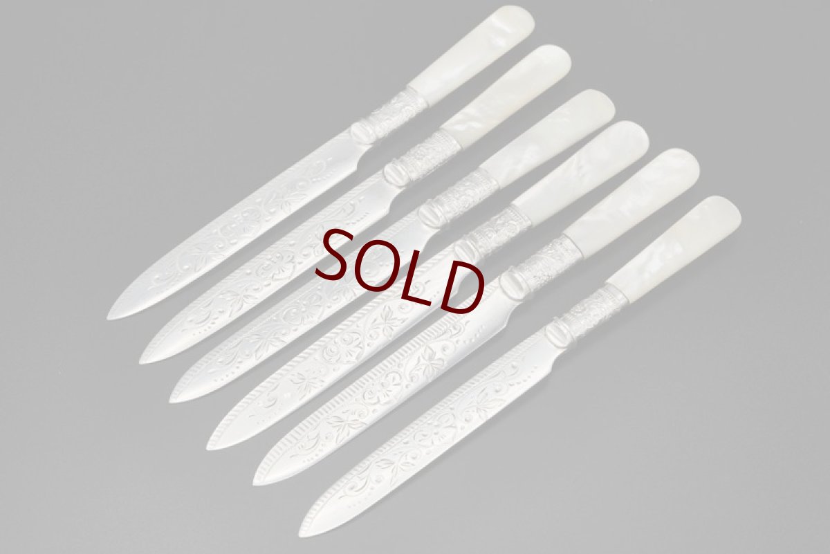 画像3: アンティークシルバー、アンティーク銀器、シルバープレート製　ヴィクトリア時代後期 白蝶貝 葉模様とスクロールの彫刻 デザートカトラリー6組セット (3)