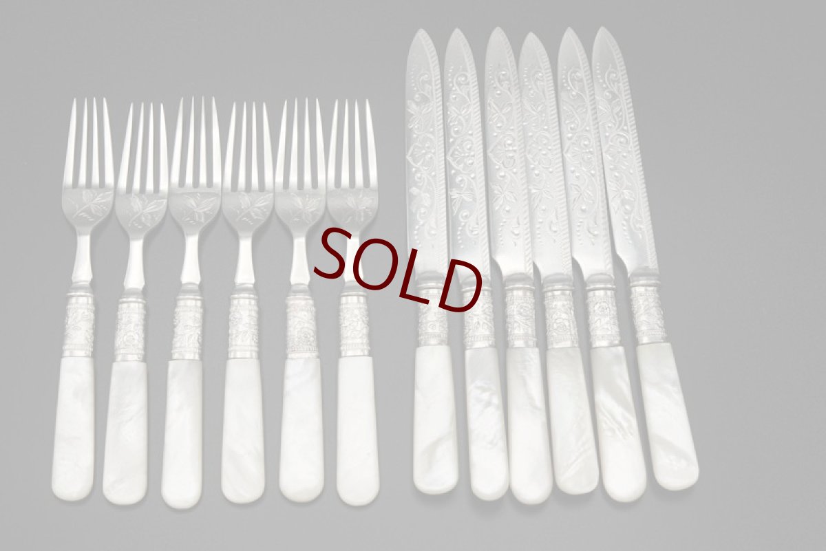 画像12: アンティークシルバー、アンティーク銀器、シルバープレート製　ヴィクトリア時代後期 白蝶貝 葉模様とスクロールの彫刻 デザートカトラリー6組セット (12)