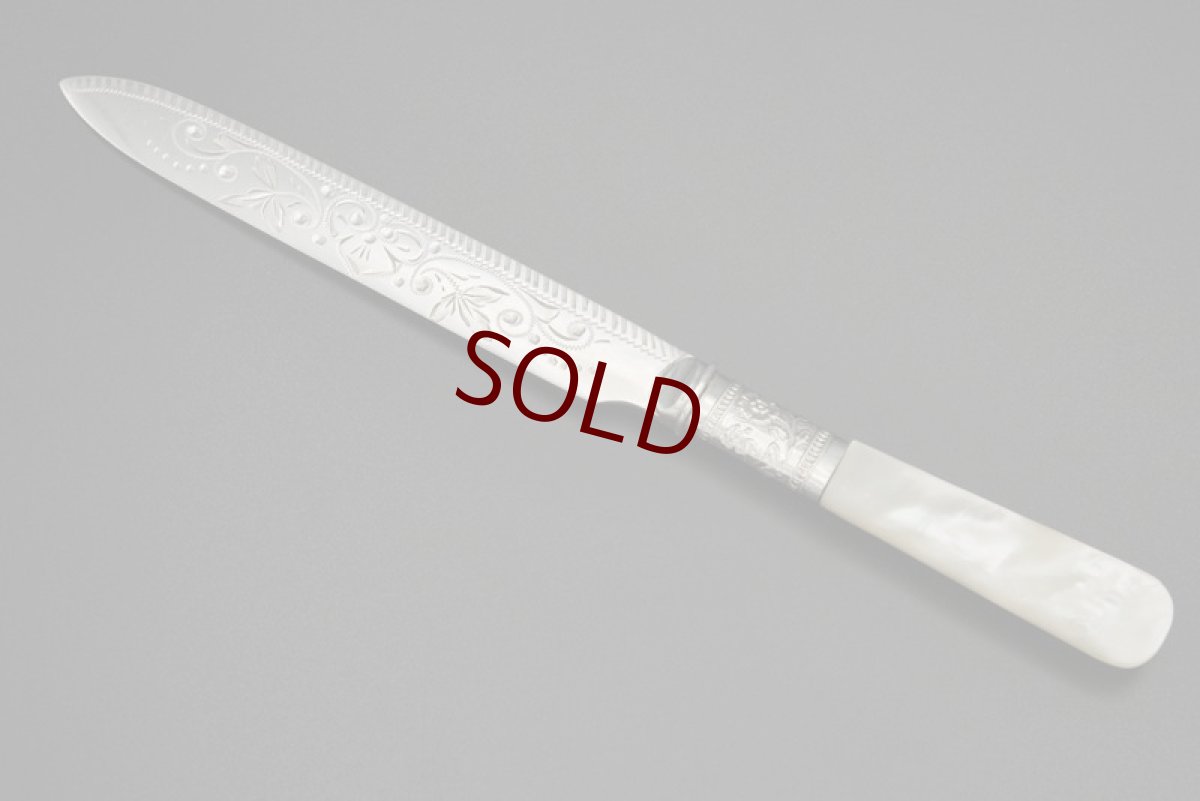 画像6: アンティークシルバー、アンティーク銀器、シルバープレート製　ヴィクトリア時代後期 白蝶貝 葉模様とスクロールの彫刻 デザートカトラリー6組セット (6)