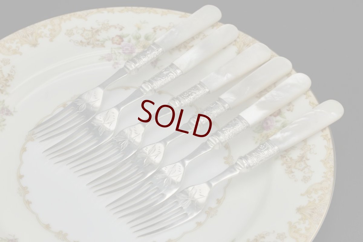 画像10: アンティークシルバー、アンティーク銀器、シルバープレート製　ヴィクトリア時代後期 白蝶貝 葉模様とスクロールの彫刻 デザートカトラリー6組セット (10)