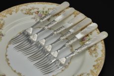 画像10: アンティークシルバー、アンティーク銀器、シルバープレート製　ヴィクトリア時代後期 白蝶貝 葉模様とスクロールの彫刻 デザートカトラリー6組セット (10)