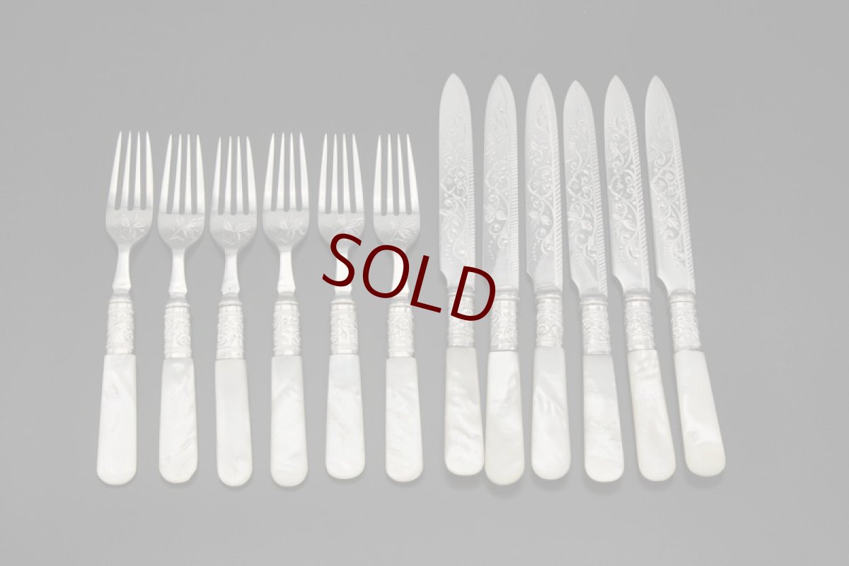 画像2: アンティークシルバー、アンティーク銀器、シルバープレート製　ヴィクトリア時代後期 白蝶貝 葉模様とスクロールの彫刻 デザートカトラリー6組セット (2)