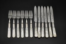 画像2: アンティークシルバー、アンティーク銀器、シルバープレート製　ヴィクトリア時代後期 白蝶貝 葉模様とスクロールの彫刻 デザートカトラリー6組セット (2)