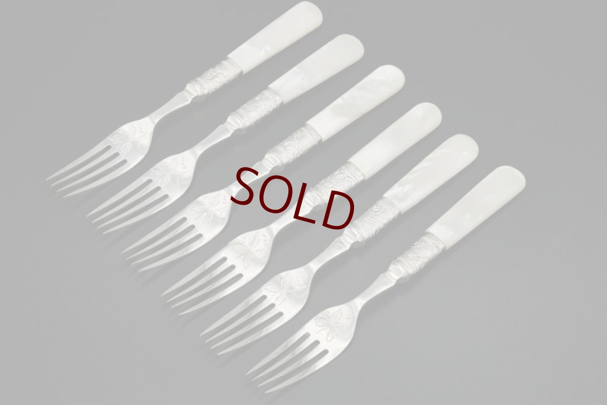 画像5: アンティークシルバー、アンティーク銀器、シルバープレート製　ヴィクトリア時代後期 白蝶貝 葉模様とスクロールの彫刻 デザートカトラリー6組セット (5)