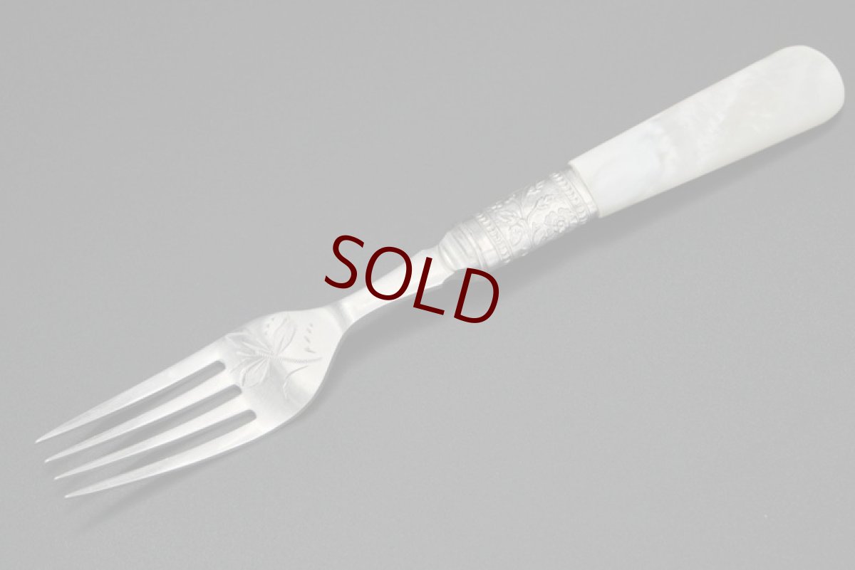 画像8: アンティークシルバー、アンティーク銀器、シルバープレート製　ヴィクトリア時代後期 白蝶貝 葉模様とスクロールの彫刻 デザートカトラリー6組セット (8)