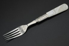 画像8: アンティークシルバー、アンティーク銀器、シルバープレート製　ヴィクトリア時代後期 白蝶貝 葉模様とスクロールの彫刻 デザートカトラリー6組セット (8)