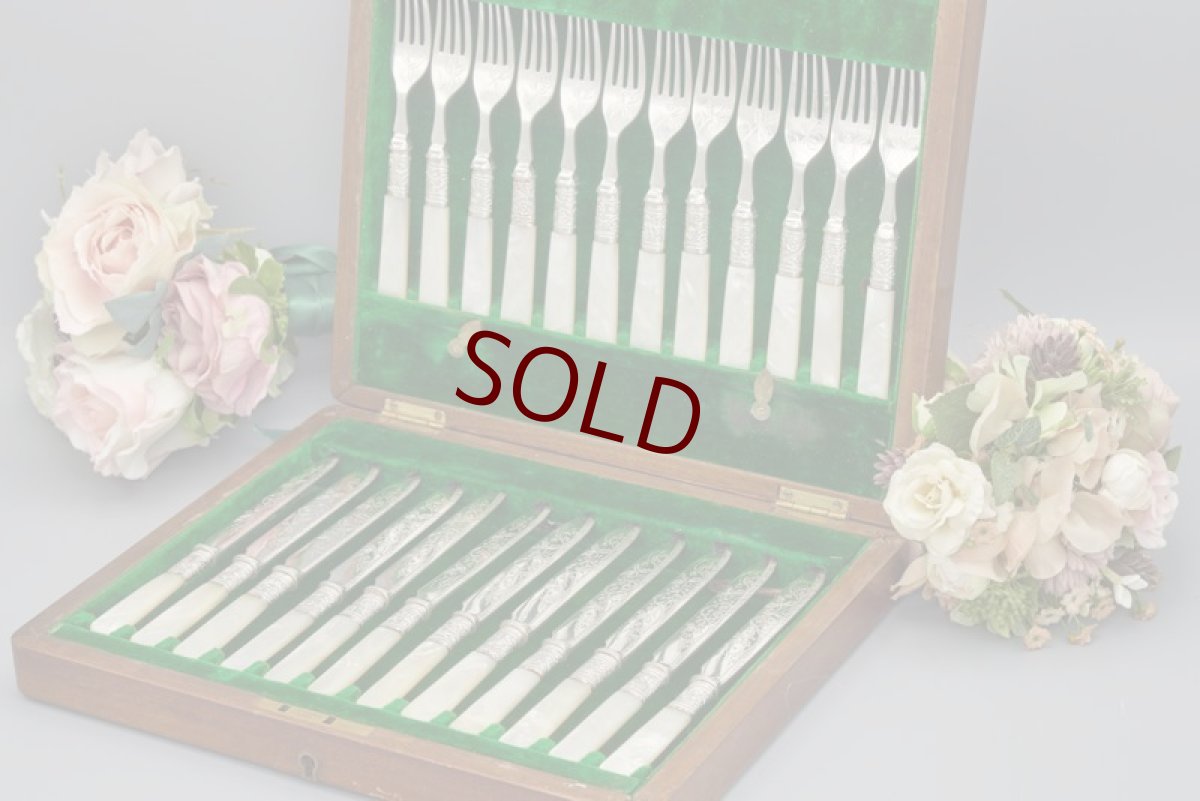 画像1: アンティークシルバー、アンティーク銀器、シルバープレート製　ヴィクトリア時代後期 白蝶貝 葉模様とスクロールの彫刻 デザートカトラリー6組セット (1)