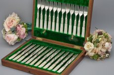 画像1: アンティークシルバー、アンティーク銀器、シルバープレート製　ヴィクトリア時代後期 白蝶貝 葉模様とスクロールの彫刻 デザートカトラリー6組セット (1)