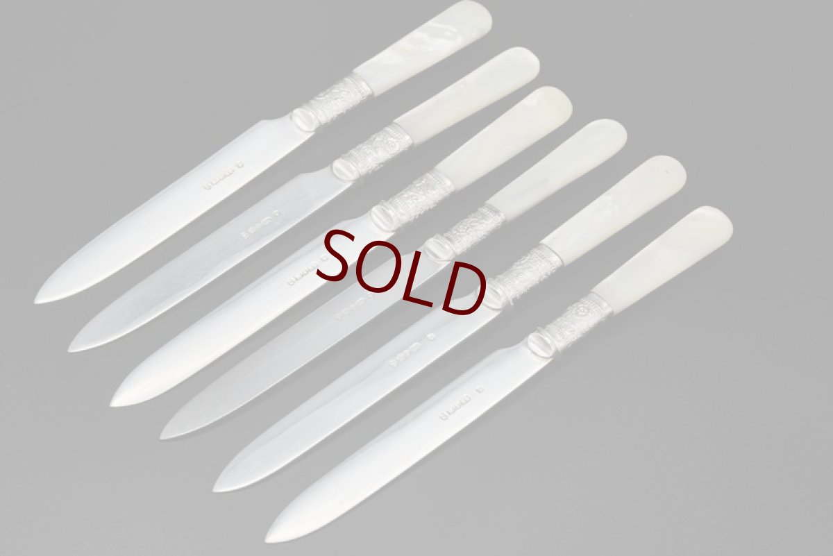 画像4: アンティークシルバー、アンティーク銀器、シルバープレート製　ヴィクトリア時代後期 白蝶貝 葉模様とスクロールの彫刻 デザートカトラリー6組セット (4)