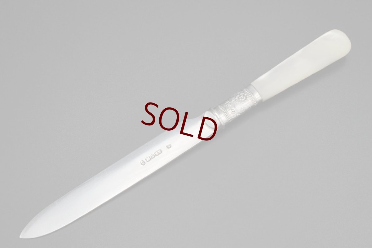 画像7: アンティークシルバー、アンティーク銀器、シルバープレート製　ヴィクトリア時代後期 白蝶貝 葉模様とスクロールの彫刻 デザートカトラリー6組セット (7)