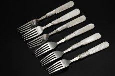 画像15: アンティークシルバー、アンティーク銀器、シルバープレート製　ヴィクトリア時代後期 白蝶貝 葉模様とスクロールの彫刻 デザートカトラリー6組セット (15)