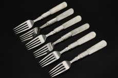 画像14: アンティークシルバー、アンティーク銀器、シルバープレート製　ヴィクトリア時代後期 白蝶貝 葉模様とスクロールの彫刻 デザートカトラリー6組セット (14)