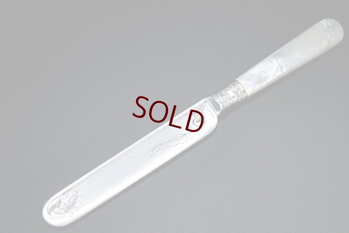 画像8: アンティークシルバー、アンティーク銀器、シルバープレート製　ヴィクトリア時代後期 白蝶貝 葉模様とスクロールの彫刻 デザートカトラリー6組セット (8)