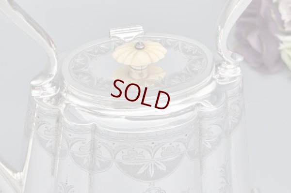 画像5: アンティークシルバー, シルバープレート製 ヴィクトリア時代中期  リボンと月桂樹のシールド、お花のティーケトル＆スタンド