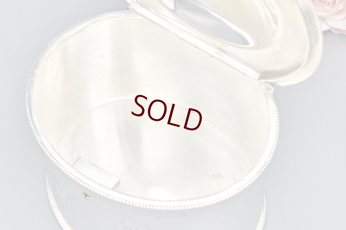 画像9: アンティークシルバー、アンティーク銀器 シルバープレート エルキントン製 1881年 お花とリボンのガーランド ティーキャディー (9)