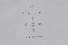 画像10: アンティークシルバー、アンティーク銀器 シルバープレート エルキントン製 1881年 お花とリボンのガーランド ティーキャディー (10)