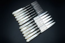 画像1: アンティークシルバー、アンティーク銀器　シルバープレート製　白蝶貝ハンドル お花とスクロールの美彫刻 美フェルール デザートカトラリー６組セット その２ (1)