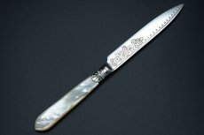 画像8: アンティークシルバー、アンティーク銀器　シルバープレート製　白蝶貝ハンドル お花とスクロールの美彫刻 美フェルール デザートカトラリー６組セット その２ (8)