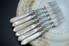 画像4: アンティークシルバー、アンティーク銀器　シルバープレート製　白蝶貝ハンドル お花とスクロールの美彫刻 美フェルール デザートカトラリー６組セット その２ (4)