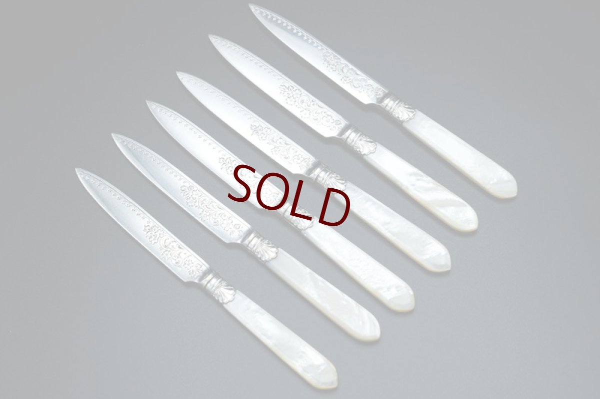 画像3: アンティークシルバー、アンティーク銀器　シルバープレート製　白蝶貝ハンドル お花とスクロールの美彫刻 美フェルール デザートカトラリー６組セット その１ (3)