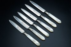 画像3: アンティークシルバー、アンティーク銀器　シルバープレート製　白蝶貝ハンドル お花とスクロールの美彫刻 美フェルール デザートカトラリー６組セット その１ (3)