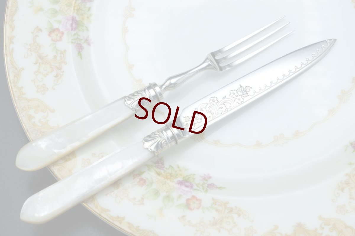 画像8: アンティークシルバー、アンティーク銀器　シルバープレート製　白蝶貝ハンドル お花とスクロールの美彫刻 美フェルール デザートカトラリー６組セット その１ (8)