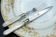 画像8: アンティークシルバー、アンティーク銀器　シルバープレート製　白蝶貝ハンドル お花とスクロールの美彫刻 美フェルール デザートカトラリー６組セット その１ (8)