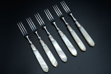 画像6: アンティークシルバー、アンティーク銀器　シルバープレート製　白蝶貝ハンドル お花とスクロールの美彫刻 美フェルール デザートカトラリー６組セット その１ (6)