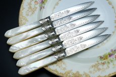 画像6: アンティークシルバー、アンティーク銀器　シルバープレート製　白蝶貝ハンドル お花とスクロールの美彫刻 美フェルール デザートカトラリー６組セット その２ (6)