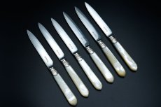 画像5: アンティークシルバー、アンティーク銀器　シルバープレート製　白蝶貝ハンドル お花とスクロールの美彫刻 美フェルール デザートカトラリー６組セット その１ (5)