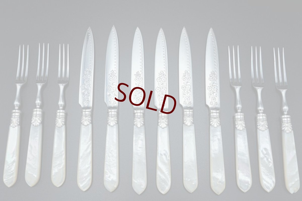 画像1: アンティークシルバー、アンティーク銀器　シルバープレート製　白蝶貝ハンドル お花とスクロールの美彫刻 美フェルール デザートカトラリー６組セット その１ (1)