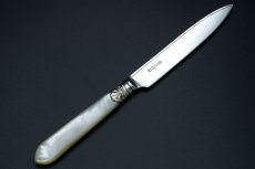 画像9: アンティークシルバー、アンティーク銀器　シルバープレート製　白蝶貝ハンドル お花とスクロールの美彫刻 美フェルール デザートカトラリー６組セット その２ (9)