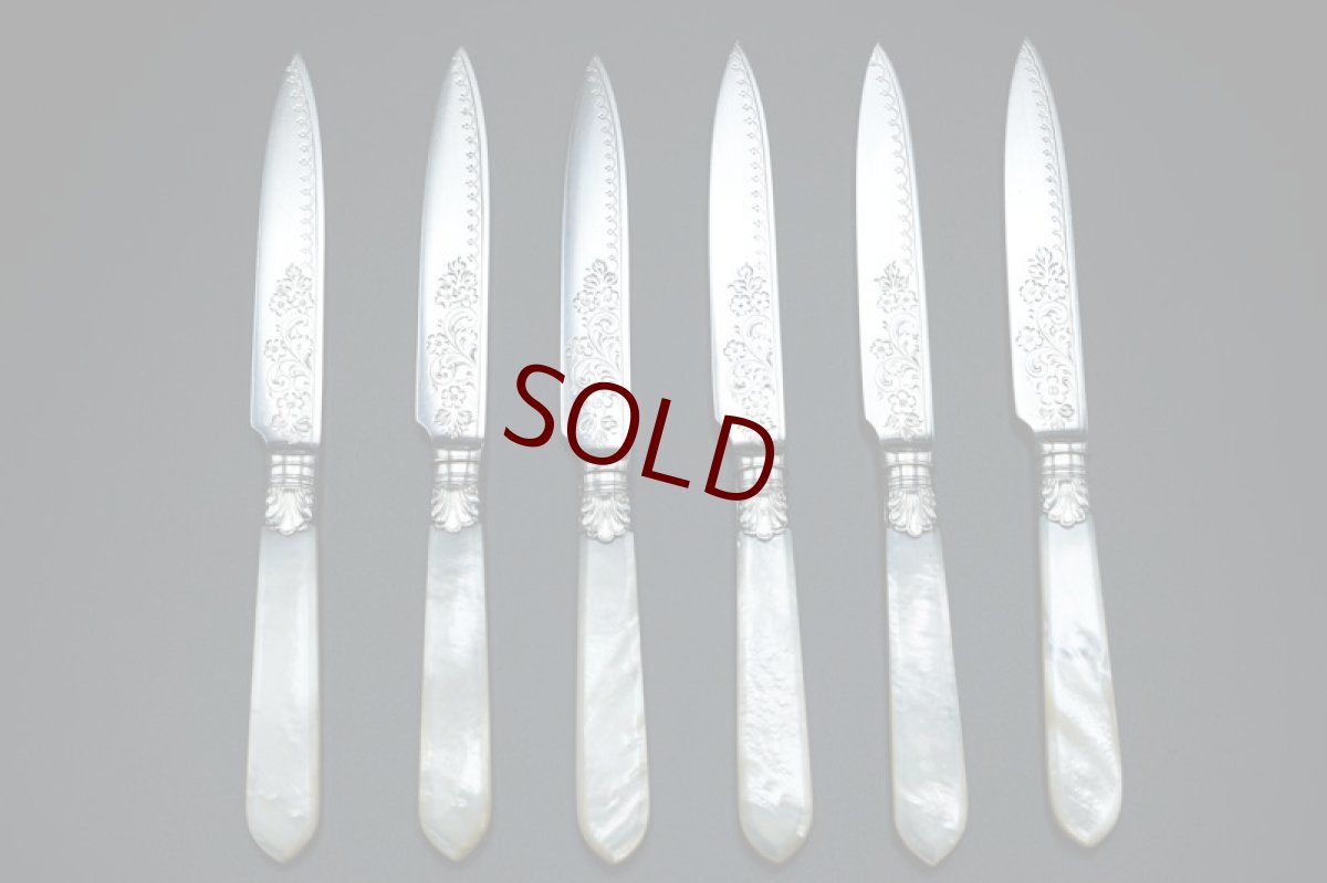 画像4: アンティークシルバー、アンティーク銀器　シルバープレート製　白蝶貝ハンドル お花とスクロールの美彫刻 美フェルール デザートカトラリー６組セット その１ (4)