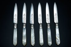 画像4: アンティークシルバー、アンティーク銀器　シルバープレート製　白蝶貝ハンドル お花とスクロールの美彫刻 美フェルール デザートカトラリー６組セット その１ (4)