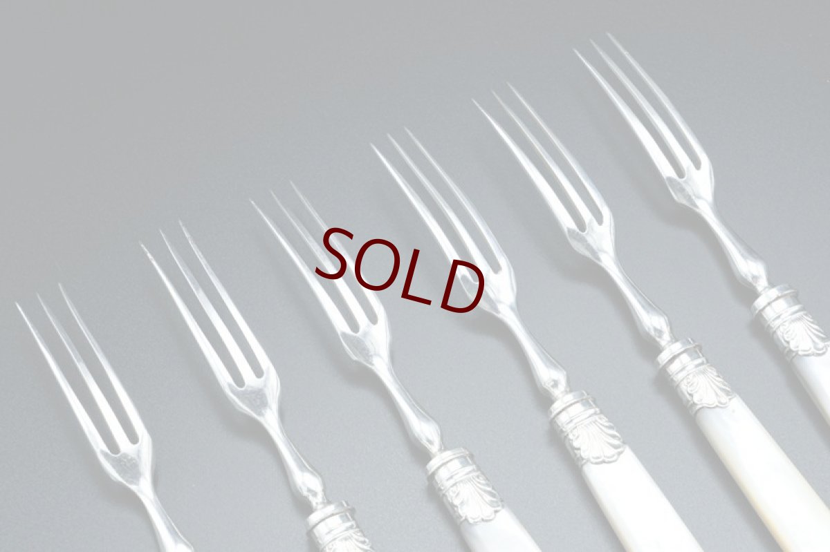 画像7: アンティークシルバー、アンティーク銀器　シルバープレート製　白蝶貝ハンドル お花とスクロールの美彫刻 美フェルール デザートカトラリー６組セット その１ (7)