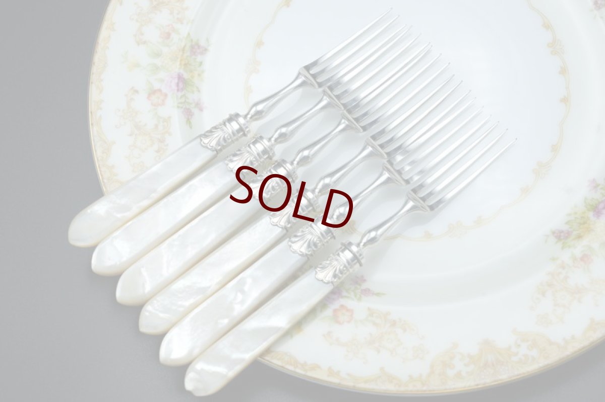 画像11: アンティークシルバー、アンティーク銀器　シルバープレート製　白蝶貝ハンドル お花とスクロールの美彫刻 美フェルール デザートカトラリー６組セット その１ (11)