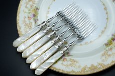 画像11: アンティークシルバー、アンティーク銀器　シルバープレート製　白蝶貝ハンドル お花とスクロールの美彫刻 美フェルール デザートカトラリー６組セット その１ (11)