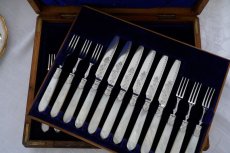 画像10: アンティークシルバー、アンティーク銀器　シルバープレート製　白蝶貝ハンドル お花とスクロールの美彫刻 美フェルール デザートカトラリー６組セット その２ (10)