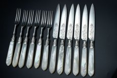 画像2: アンティークシルバー、アンティーク銀器　シルバープレート製　白蝶貝ハンドル お花とスクロールの美彫刻 美フェルール デザートカトラリー６組セット その２ (2)