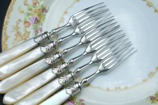 画像5: アンティークシルバー、アンティーク銀器　シルバープレート製　白蝶貝ハンドル お花とスクロールの美彫刻 美フェルール デザートカトラリー６組セット その２ (5)