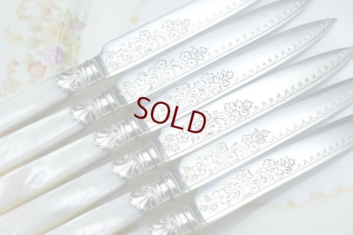 画像10: アンティークシルバー、アンティーク銀器　シルバープレート製　白蝶貝ハンドル お花とスクロールの美彫刻 美フェルール デザートカトラリー６組セット その１ (10)