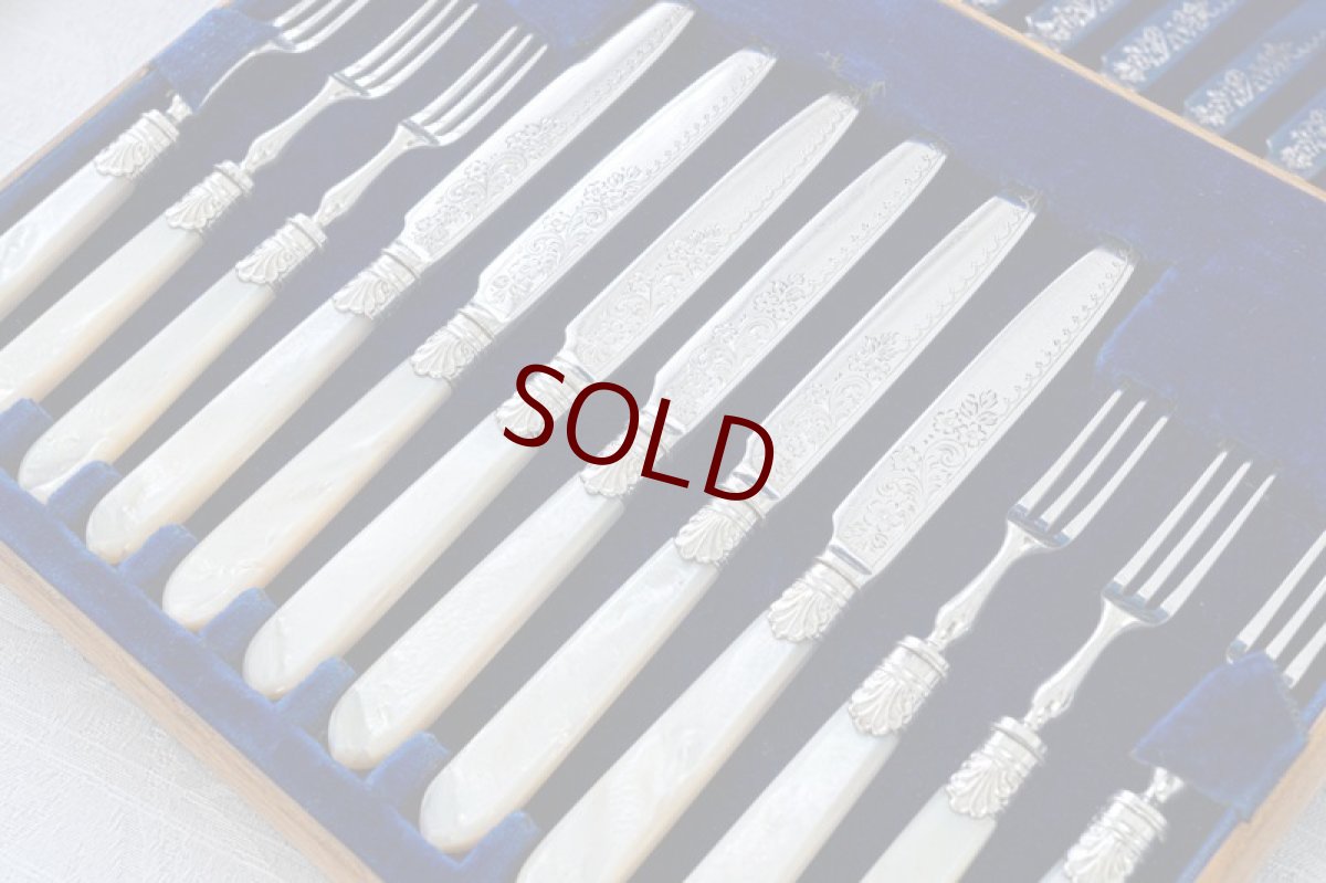 画像2: アンティークシルバー、アンティーク銀器　シルバープレート製　白蝶貝ハンドル お花とスクロールの美彫刻 美フェルール デザートカトラリー６組セット その１ (2)